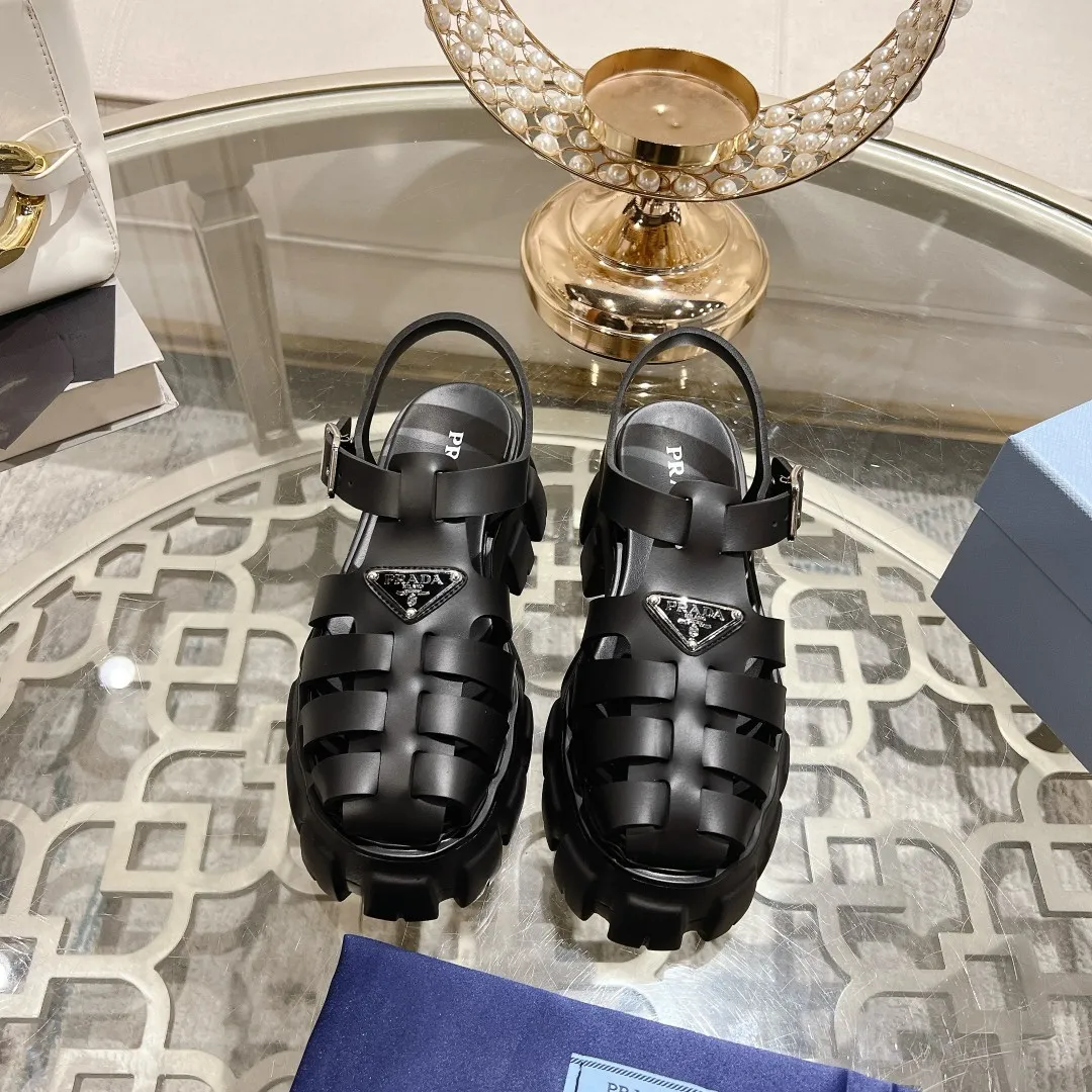 👟👟Ex-factory price 440👟👟 Prada's new spring and summer sawtooth Roman thick-soled rubber sandals, retro, fashionable and avant-garde gear teeth 55mm, thick-soled soles with rubber uppers, making the whole pair of shoes light and comfortable, bright colors, satisfying a variety of choices for fashionable people with different styles! The iconic metal triangle logo is paired with the shape of ancient beach sandals. Every design element is fashionable! Code number 35-40